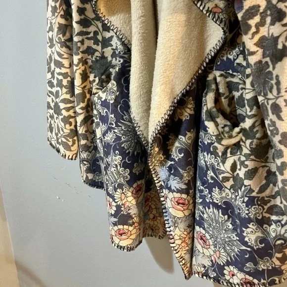 Johnny Was Fleece Hooded Cardigan. - Picture 4 of 7